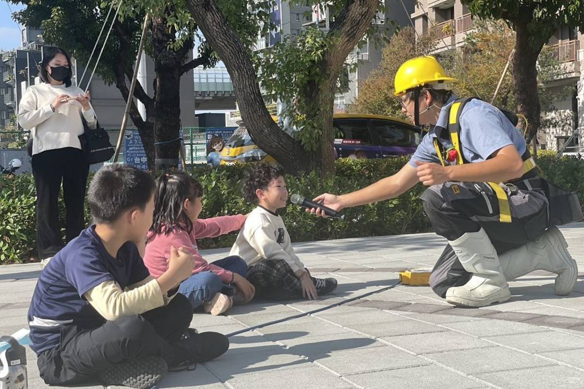 表演者水管阿明，啟發現場小孩，水管可以做什麼？