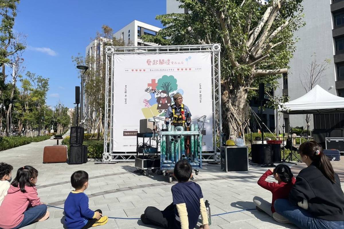 從「看藝術」走向「做藝術」，社區民眾進而理解公共藝術，所傳達醫院核心價值與社區共好精神。