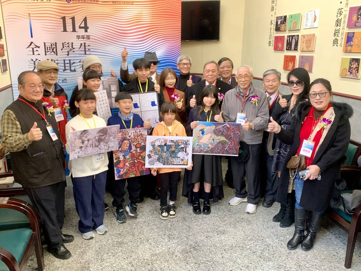 教育部武曉霞司長、評審委員與得獎者合影。(記者攝)