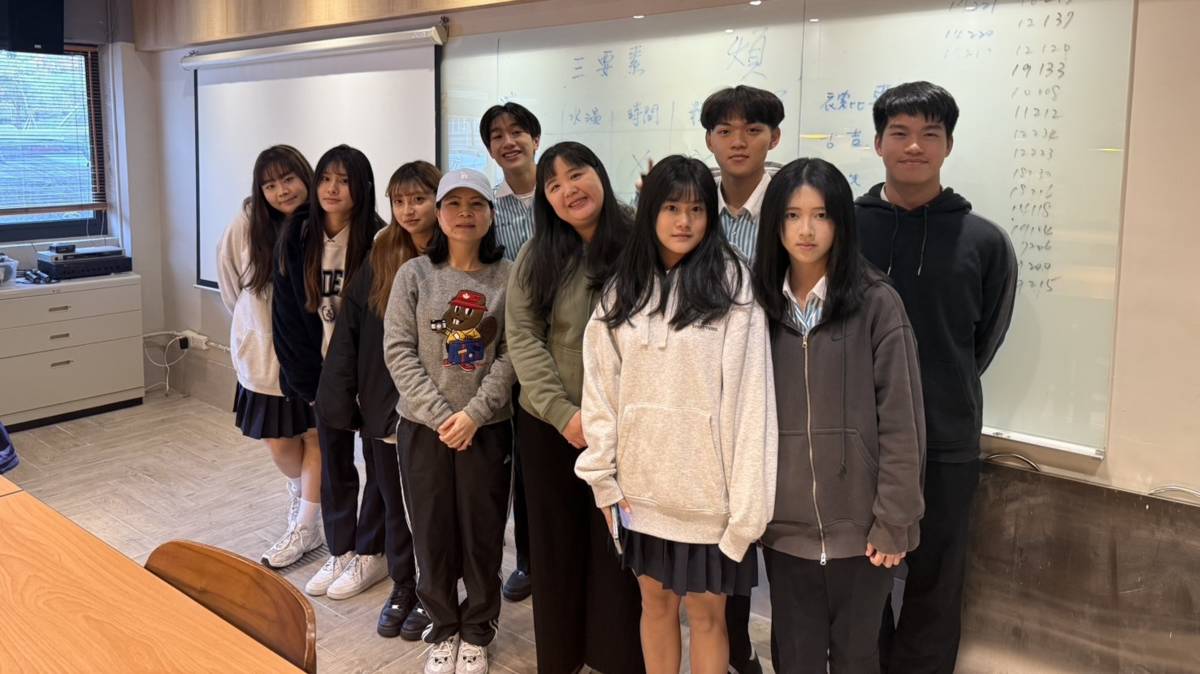 113學年度校園菸檳危害防制教育介入輔導計畫「網紅就是你」短片評選 高中組-佳作-新北市三重高級商工職業學校-採訪合照