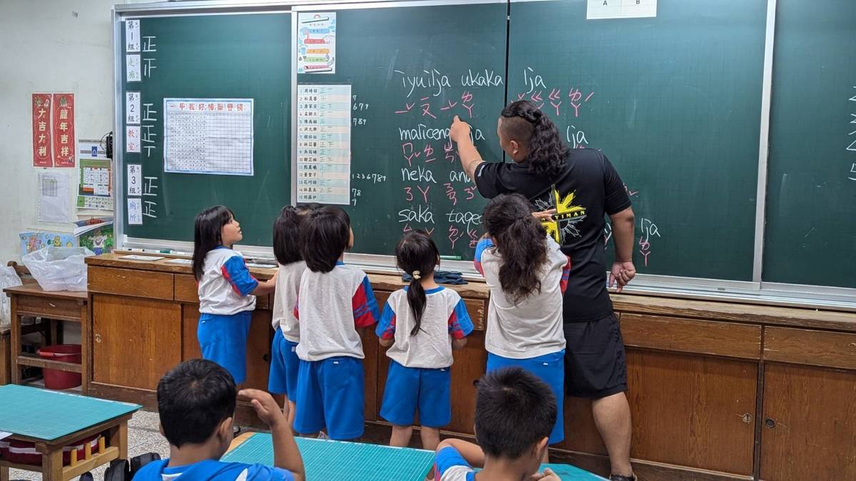 屏東縣內獅國小於沉浸式族語課程中，以排灣族歌謠教導低年級學生