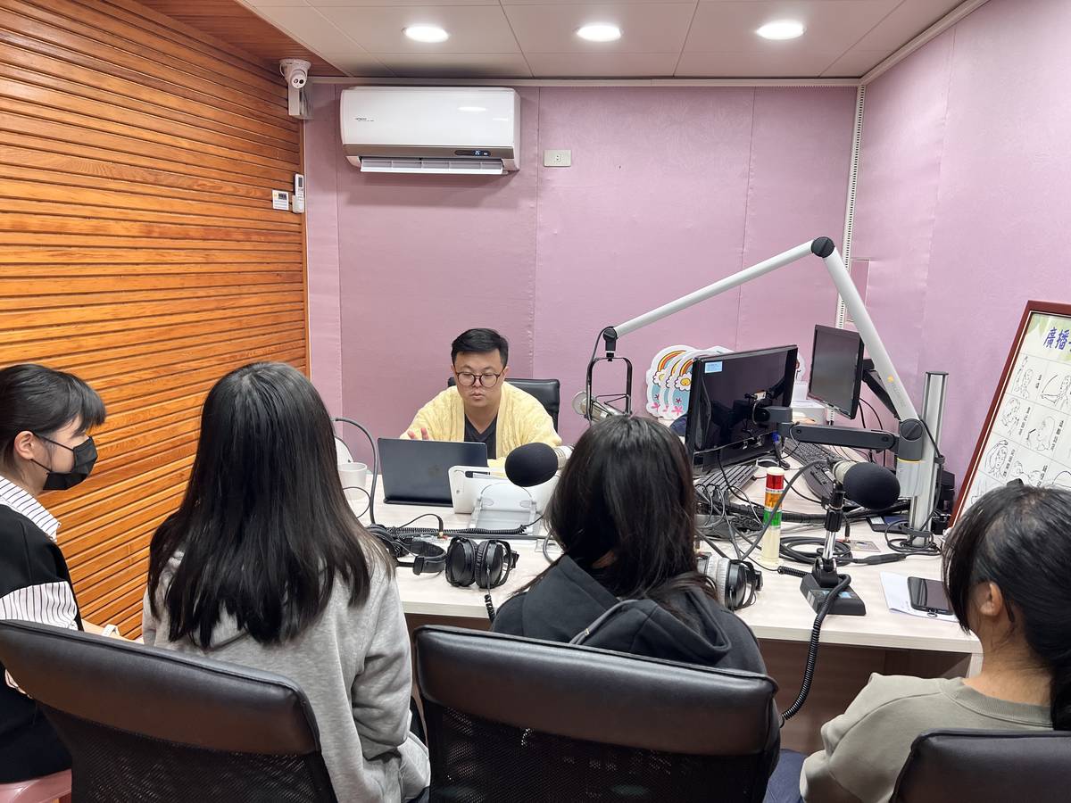 台東大學數位媒體與文教產業學系的廖珮縝、周家嬅、毛少鈞、謝馨儀到教育電臺分享參與「土黏黏」採訪心得。