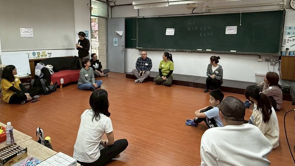 透過分享與傾聽，家長回望自己在親子教養中的情緒狀態與內在感受