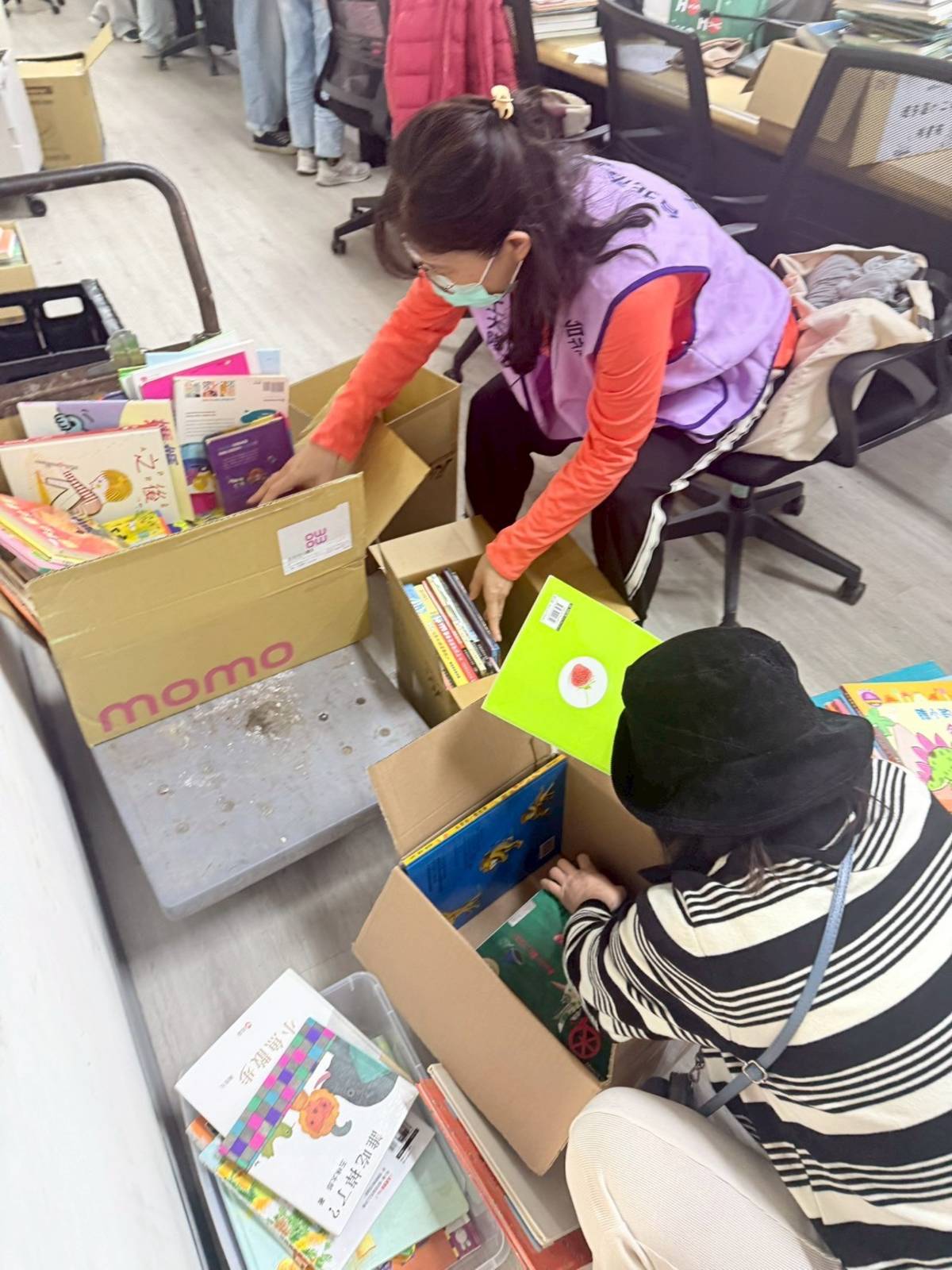 捐書活動募集13箱、456本書