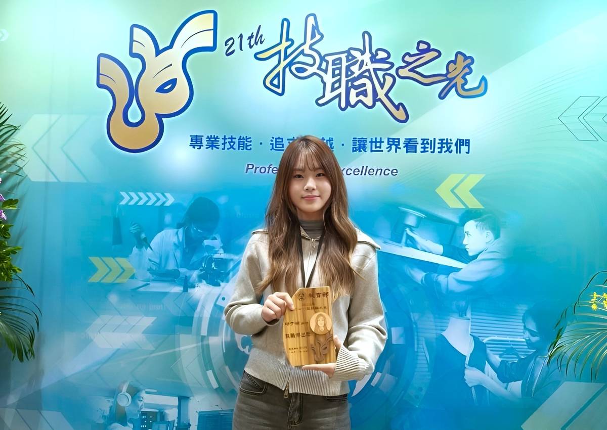 能仁家商邱于禛同學取得多達12張美容美髮類專業證照