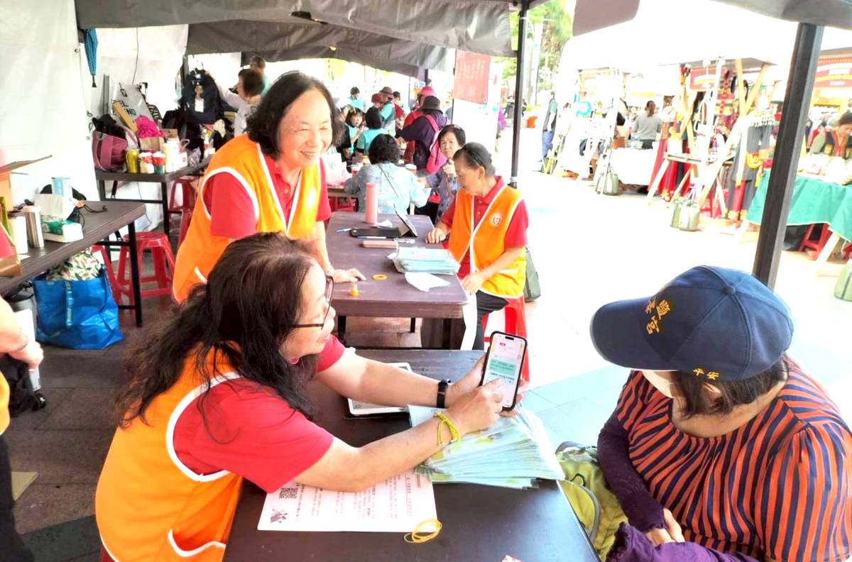 民眾認真聆聽諮詢師用手機解說學習地圖網AI客服