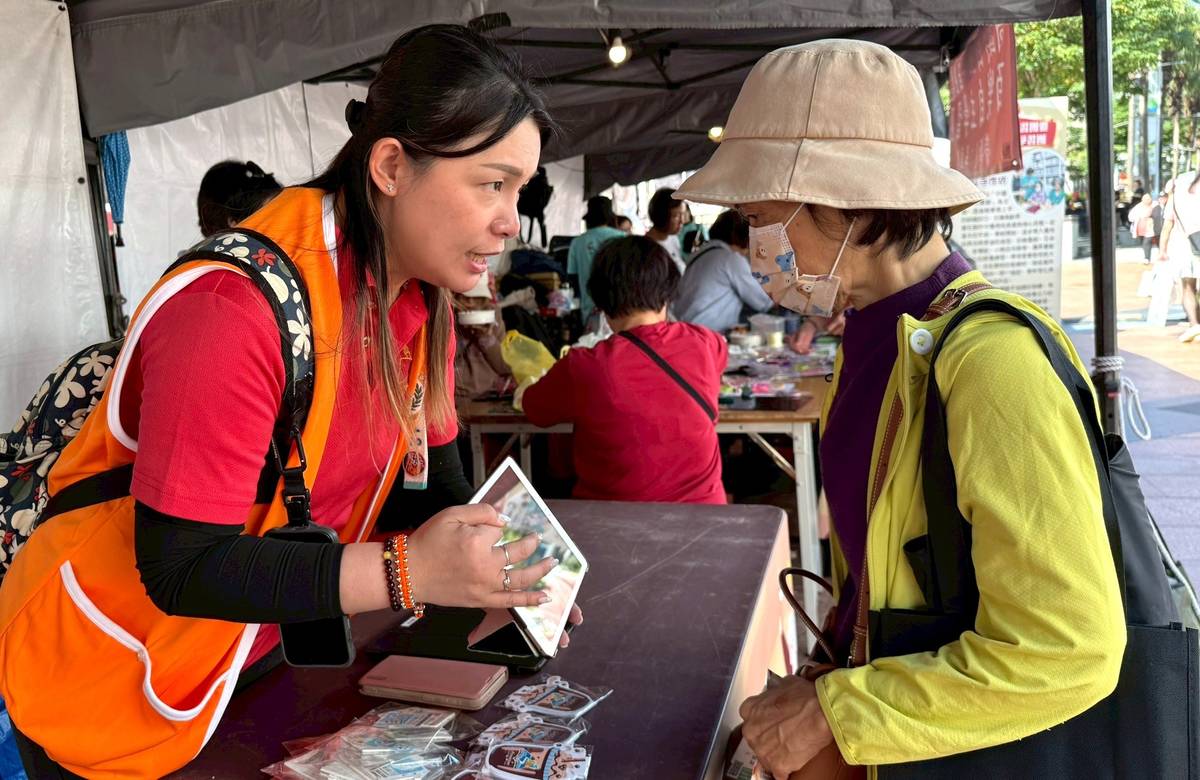 諮詢師為民眾導覽學習地圖AI客服的使用方式