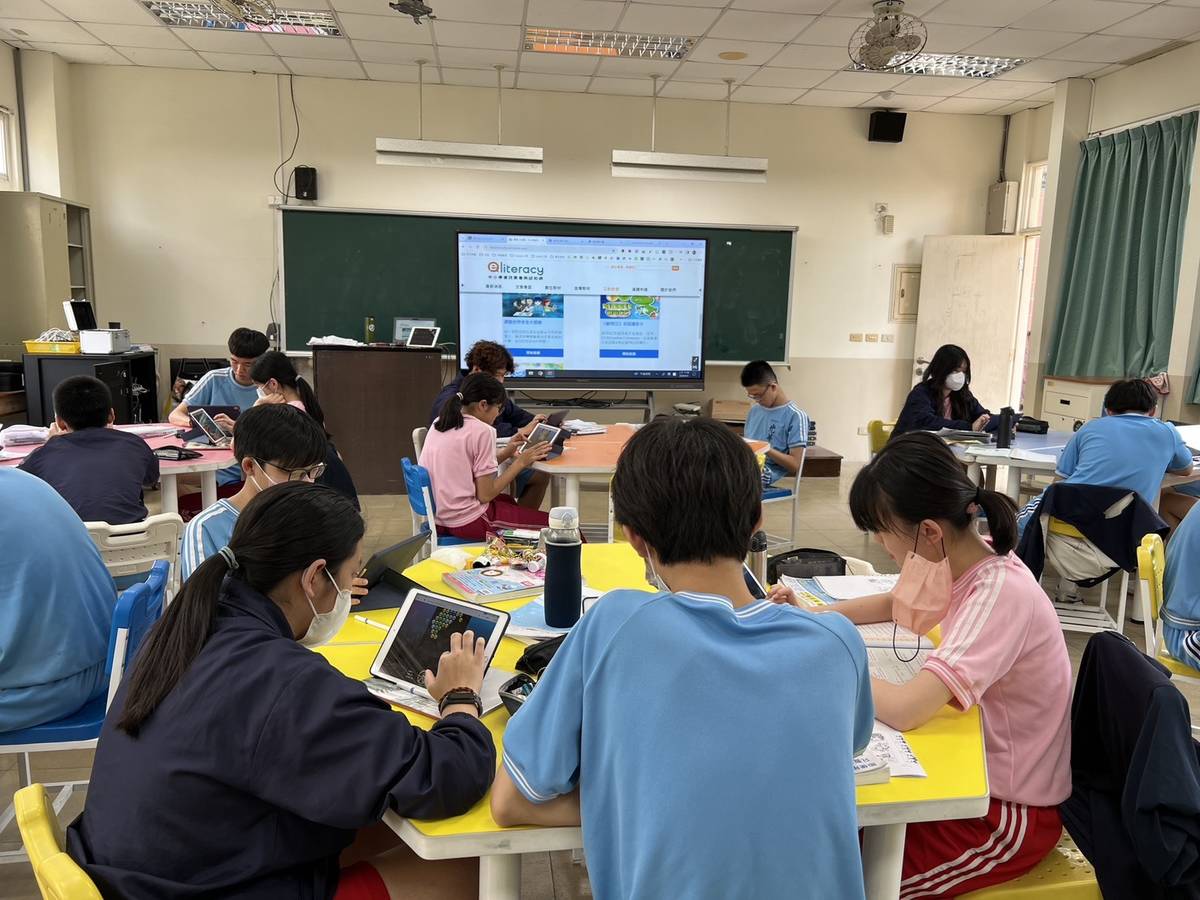 學生在王靜鴻老師課堂中使用行動載具自學。(新竹市政府提供)