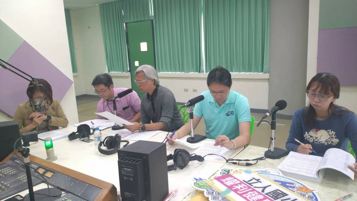 1150109南市學校在健康體位全國賽大放異彩 立人國小榮獲教育部國教署特優學校.臺南市教育局主任秘書陳宗暘、立人國小校長王全興、王如敏主任、大橋國小校長徐俊雄、進學國小丁孟楫主任，接受臺南教育新風貌節目余月琴校長專訪