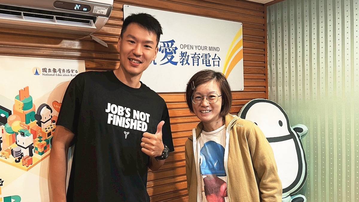 圖左為高雄市小港國中教師何宏胤