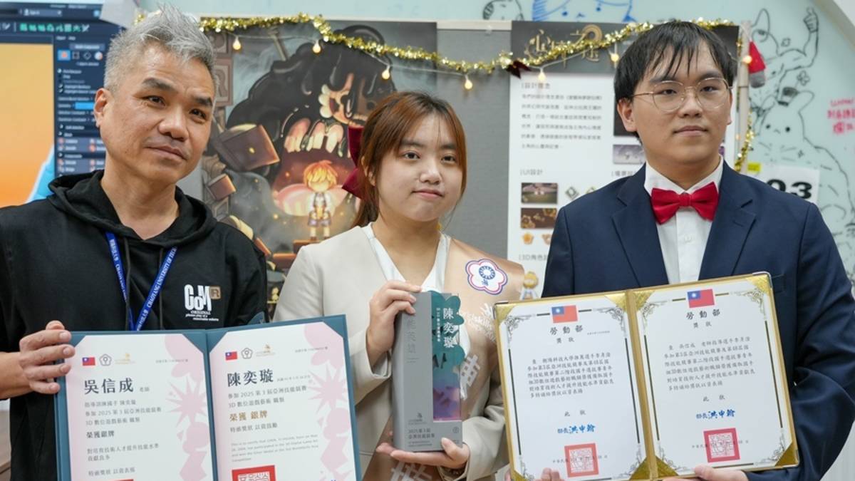 資管系大四學生陳奕璇(中)榮獲第54屆全國技能競賽3D數位遊戲藝術職類(青年組)金牌及正取國手資格，並勇奪第3屆亞洲技能競賽銀牌。圖左起為資管系吳信成老師、陳奕璇(正取國手)、李彥澄(備取國手).