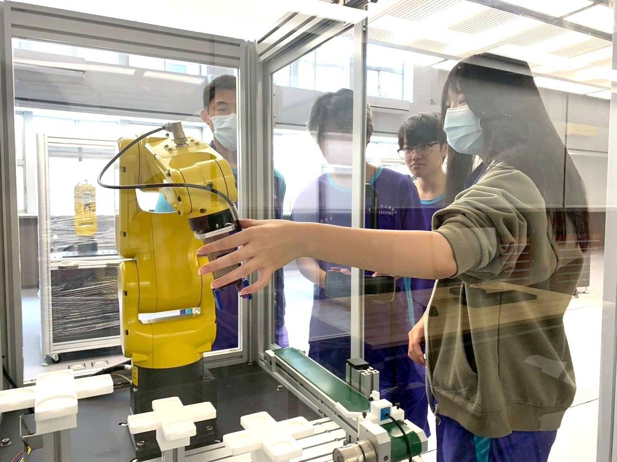 三重商工機械科學生學習操作智慧型手臂