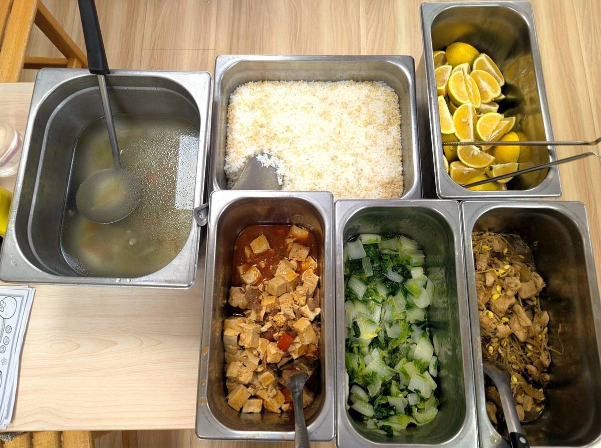 符合幼兒園餐點食物內容及營養基準的豐盛餐點