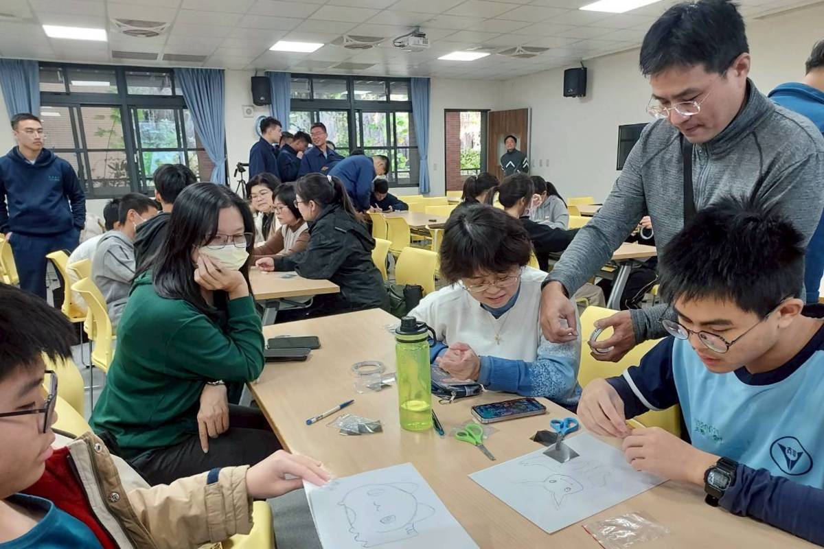 國中生及家長科學體驗偏光產生繽紛圖案（圖:光華高工提供）