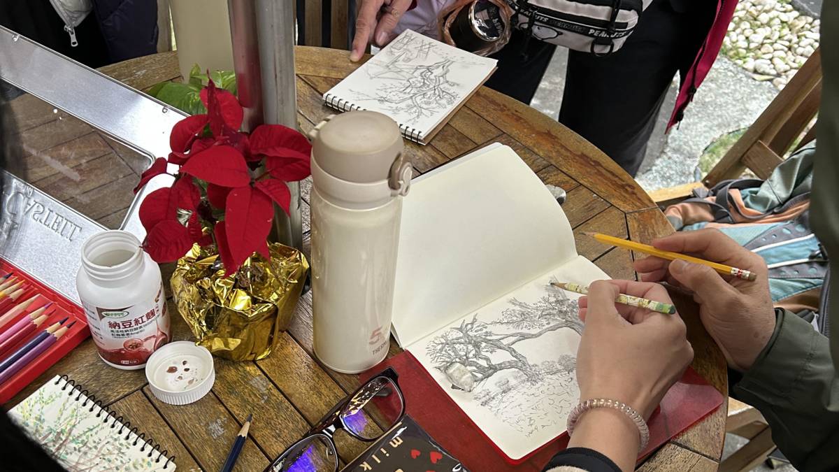 圖3-3端端主持人 vs 午後的素描時光  (中和社大) 葉芷涵老師正溫柔的指導著學生