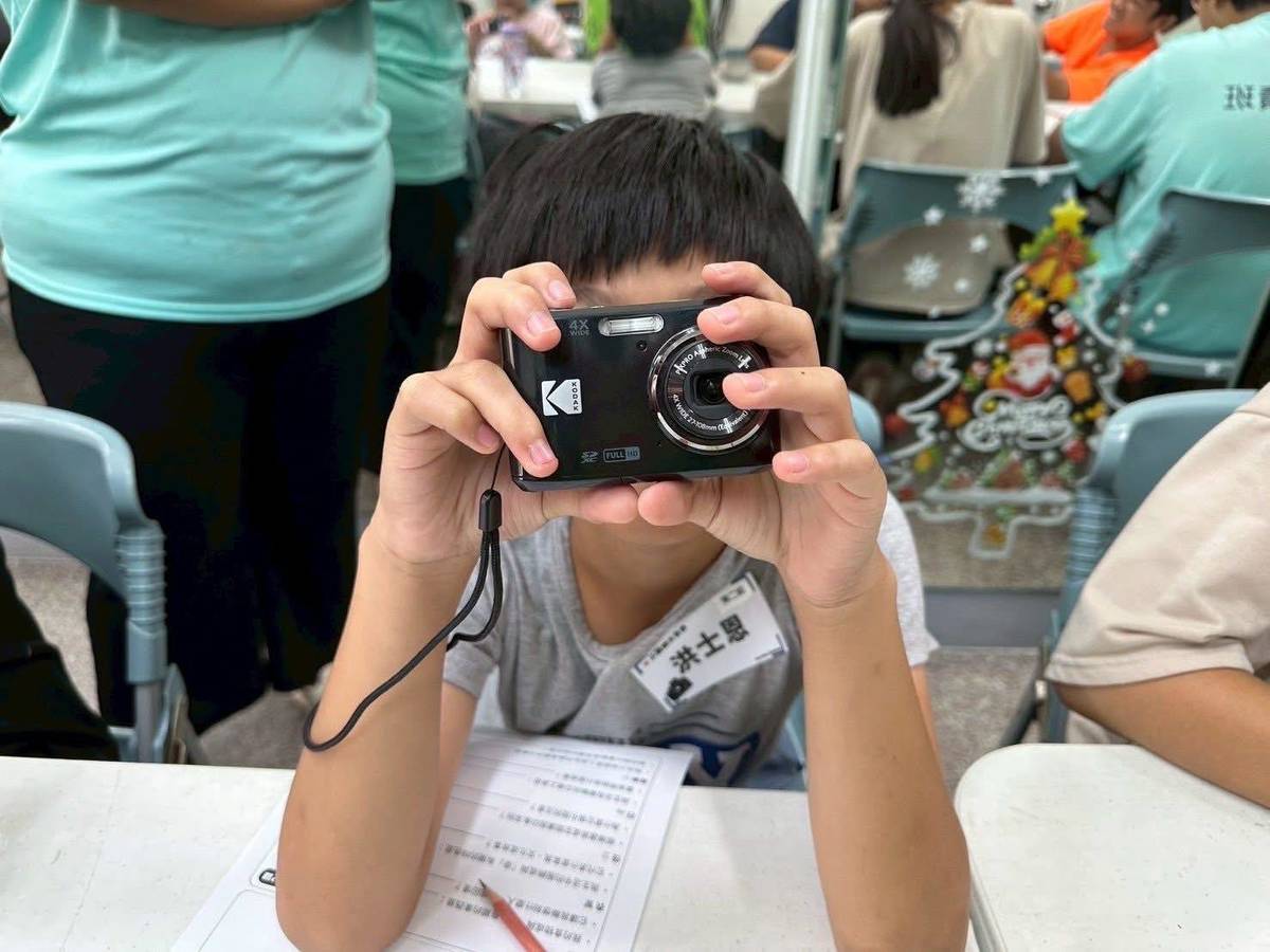 姚臻訪問宜蘭縣花蓮縣數位機會中心輔導團 陳日瑒執行長、國立臺灣師範大學全球華文寫作中心專案助理 林甄德,談數位DOC-小攝影師與三個大夢