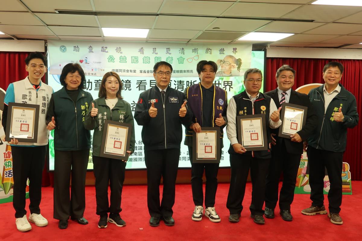 市長黃偉哲頒發感謝狀