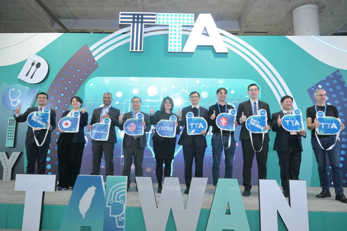 TTA館舉行開幕儀式，全球新創生態系貴賓齊聚一堂共表支持。(國科會提供)左起：竹科管理局盧宥宇專委、日本貿易振興機構Mio Kawada副總裁、高通Sudeepto Roy副總裁、駐舊金山科技組顏宏偉組長、CTA Janenne Remondino資深總監、國科會林德生處長、國際加速器Mosaic共同創辦人Volker Heistermann、經濟部技術司鄭桂忠諮詢委員、工研院產服中心陳立偉執行長、Ingenev Mobility 執行長Volker Kaese