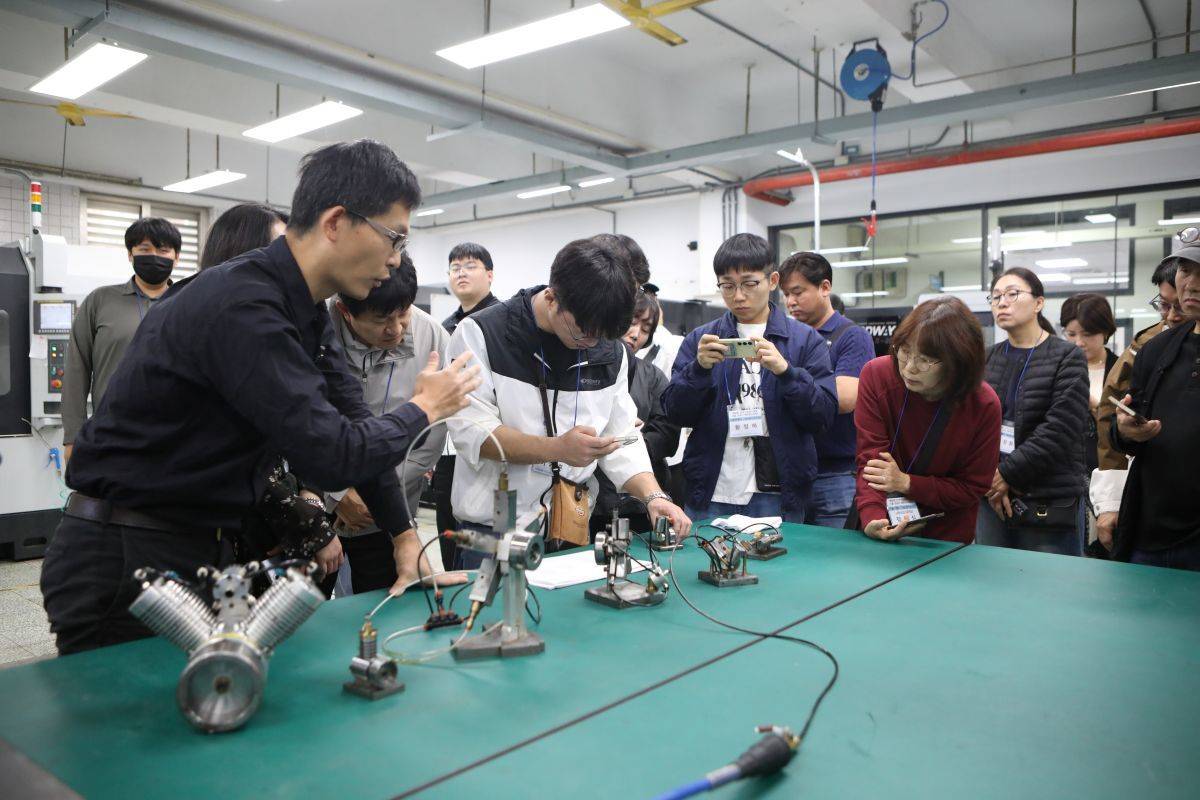 韓國參訪團參觀南港高工機械工場及成品操作