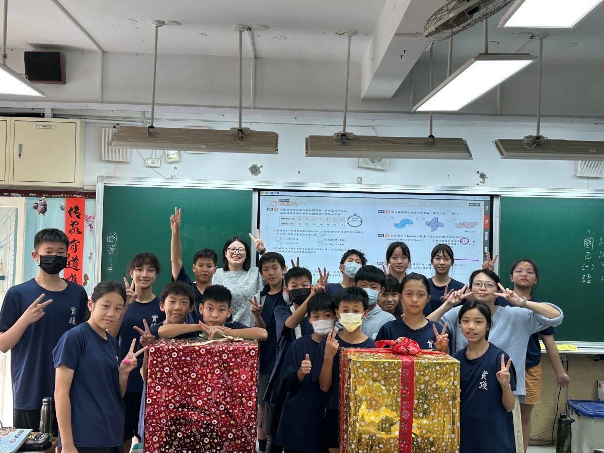 實踐國小師生將郵寄箱改造成色彩繽紛的「超大型禮物盒」