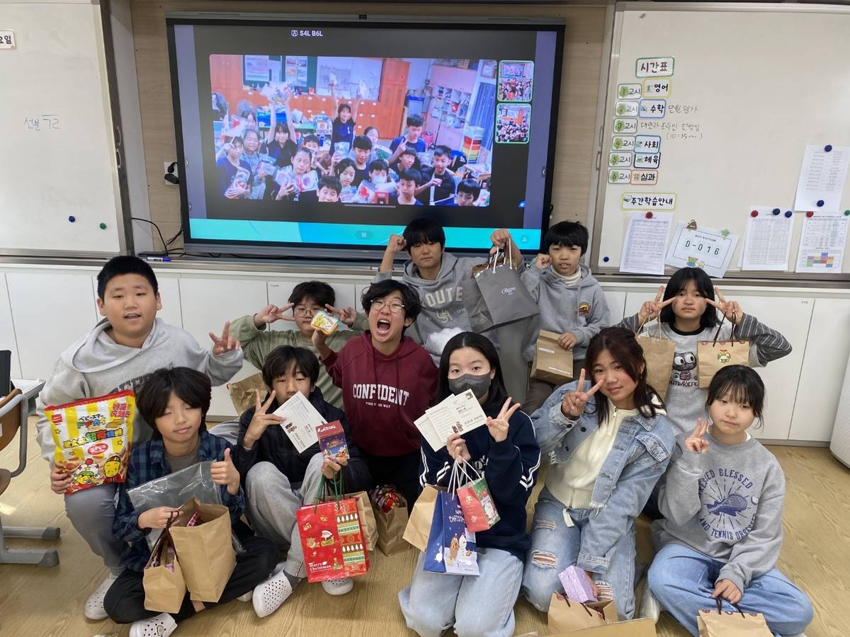 漢東小學學生開心接收禮物