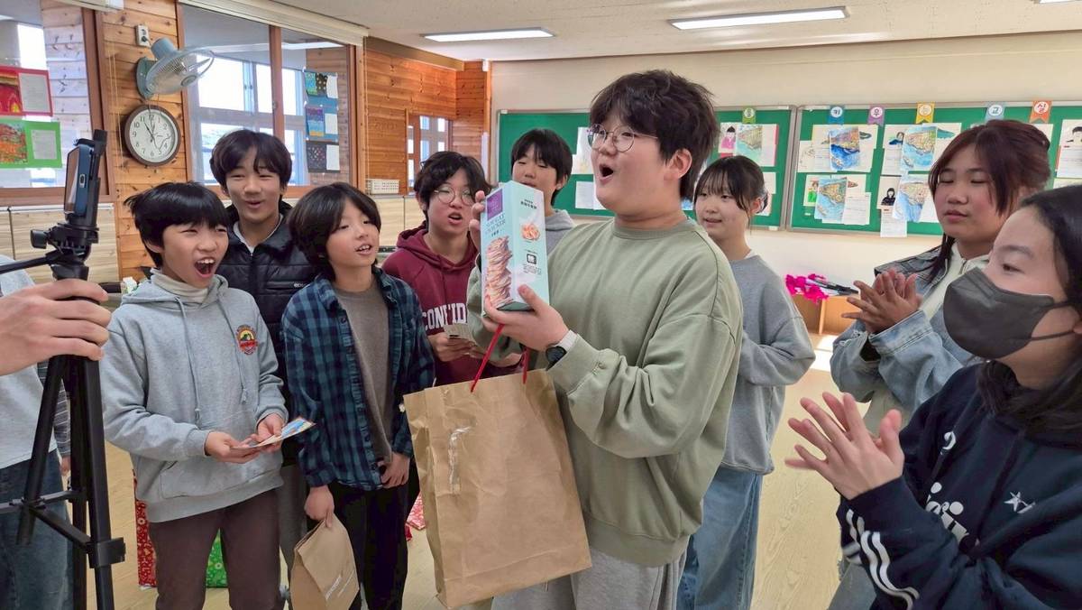 漢東小學學生開心地收到禮物