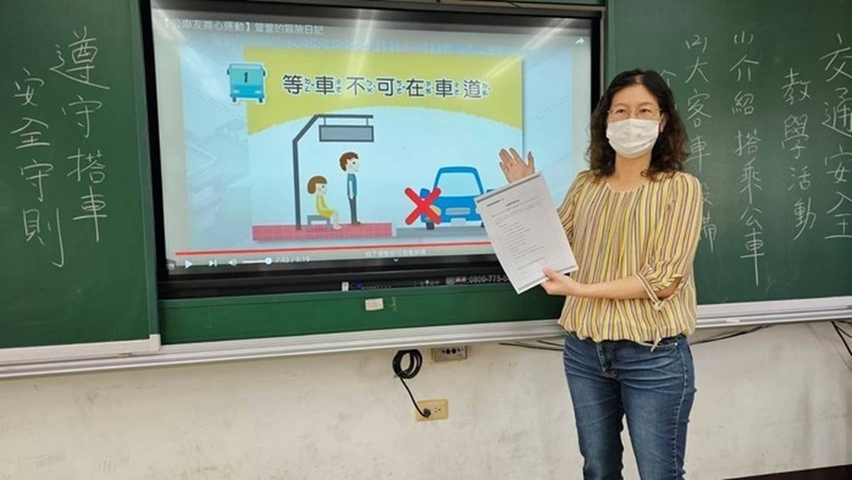 新港國小運用發展教材包，教導低年級學生辨識行人風險