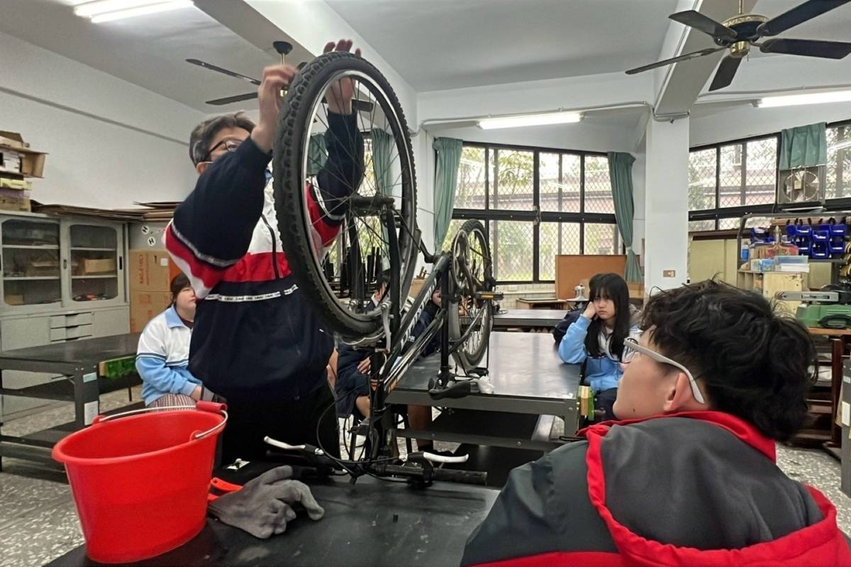 興中國中九年級國際教育課程，教導學生自行車騎乘安全檢查