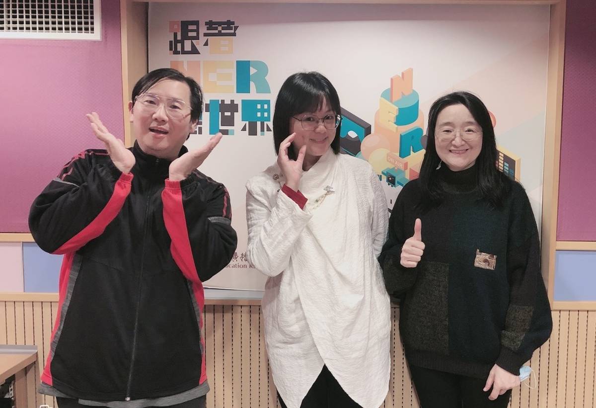 來賓蘊之(中)與主持人們