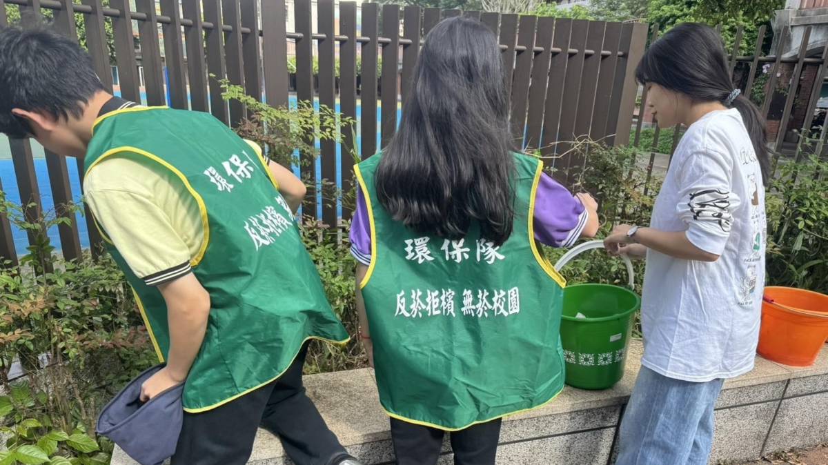113學年度校園菸檳危害防制教育推廣績優成果評選-特優-新北市永和國民中學-服務社區，帶領學生撿垃圾和菸蒂，反思為何有這麼多菸蒂

新北市永和國民中學在 113 學年度校園菸檳危害防制教育推廣績優成果評選中，以成果報告主題《拒菸反檳，永不回頭，和你一起走》榮獲特優。學校透過校園標語營造無時無刻的提醒氛圍，讓防制觀念自然融入學生生活。同時成立學生菸檳小尖兵團隊，培養同儕影響力，並結合撿拾煙蒂等校外行動，引導學生反思菸檳對健康與環境的危害，持續打造無菸檳的友善校園。

採訪：新北市永和國民中學陳玉芬校長、林兆衛老師、九年三班賴名葦、張睿翔同學

