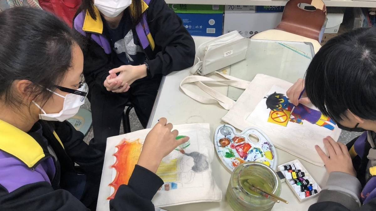 113學年度校園菸檳危害防制教育推廣績優成果評選-特優-新北市永和國民中學-畫反菸檳包包，讓學生發揮創意畫出自己的反菸檳的巧思