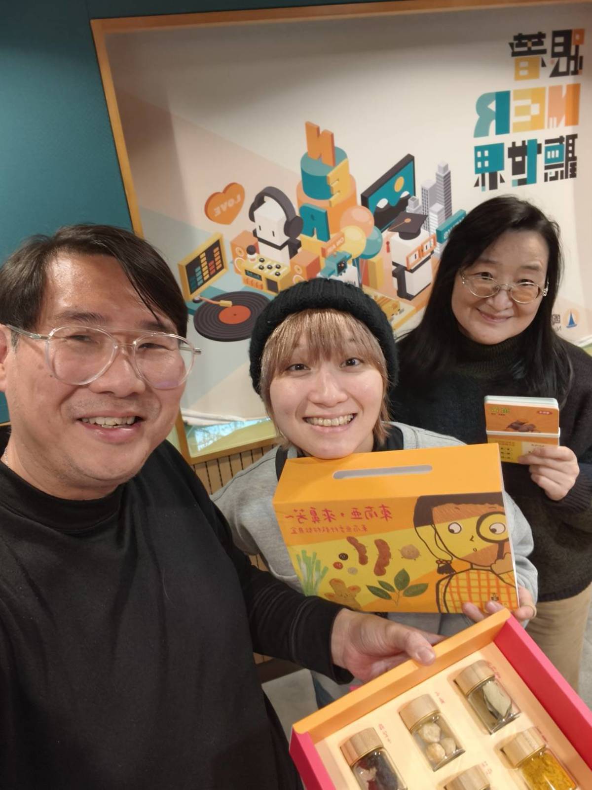 來賓楊欣頻(中)與主持人們