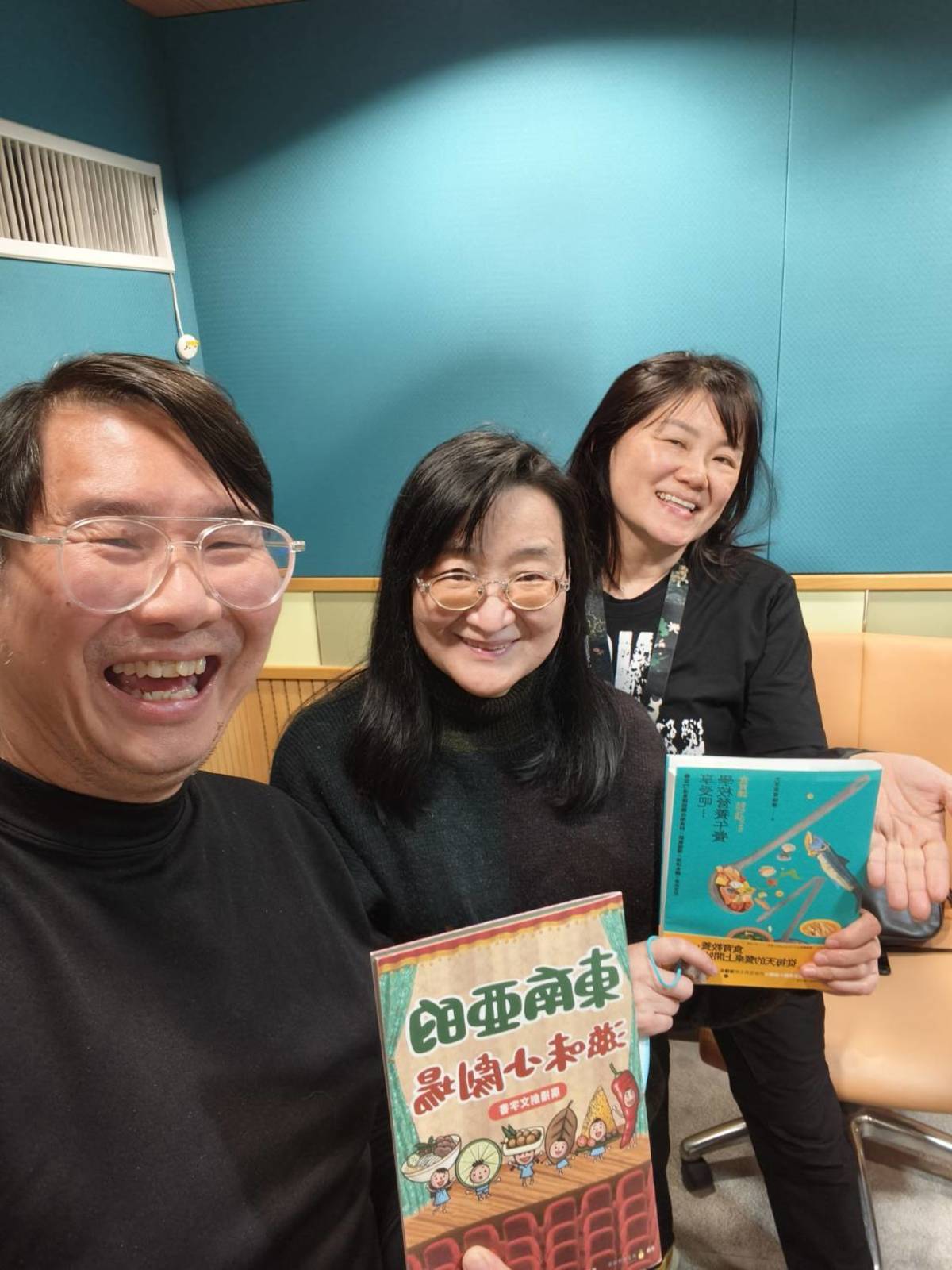 大享食育協會秘書長黃嘉琳(右)與主持人們