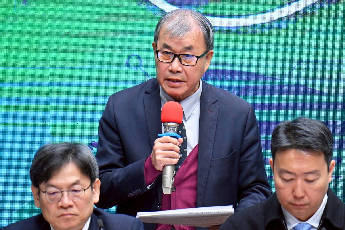 教育部部長鄭英耀(中立者)說明總預算未審查，教育部受影響的計畫與施政。(行政院提供)