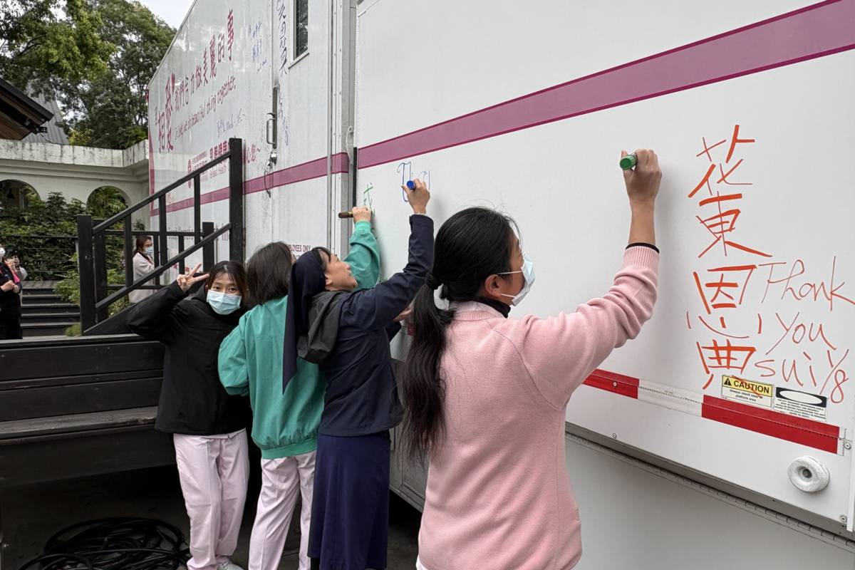 乳房磁振造影車功成身退，留下感謝話語。