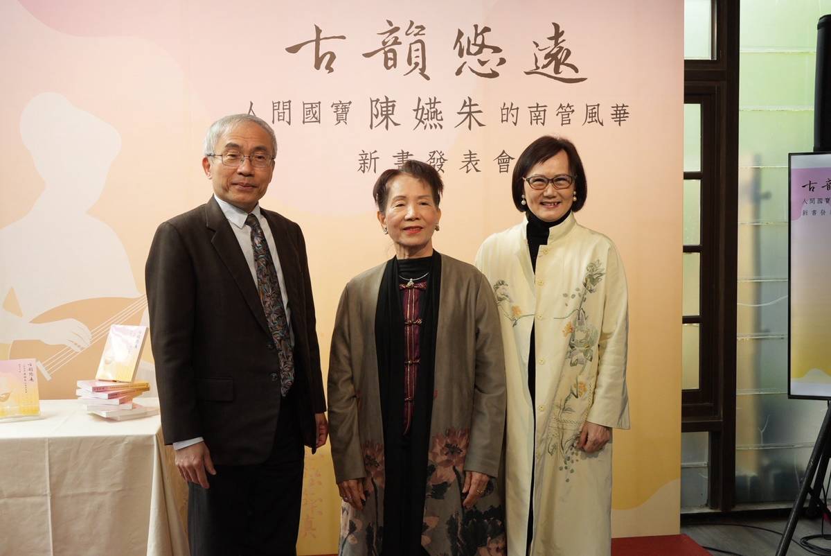 文化部文化資產局長陳濟民(左起)與國寶藝師陳嬿朱及本書作者施德玉教授合影。(文資局提供)