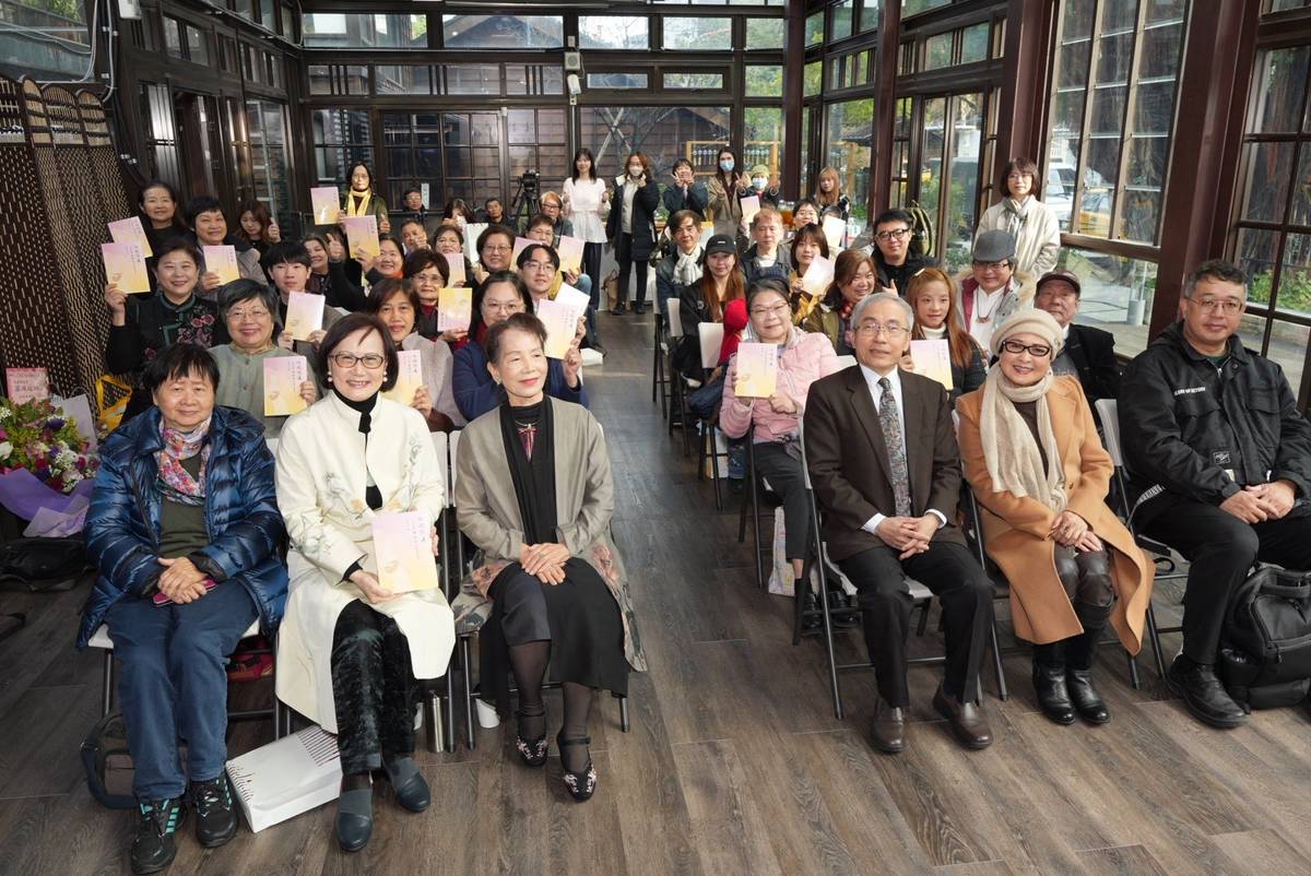 《古韻悠遠－人間國寶陳嬿朱的南管風華》新書發表會合影。(文資局提供)