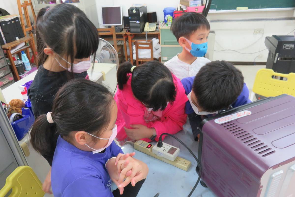 中年級能源閱讀課程成果-使用電力監測功率器觀察烤箱