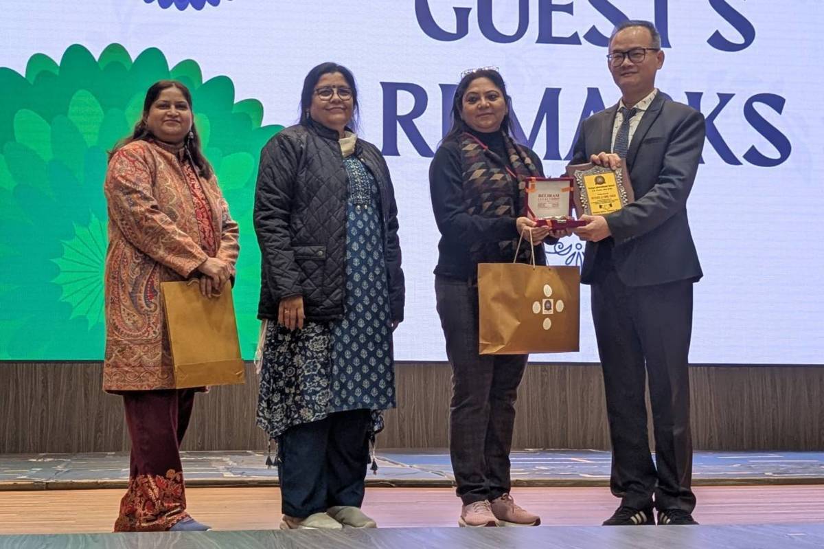 (右一)陳副司長(右二)Richa校長