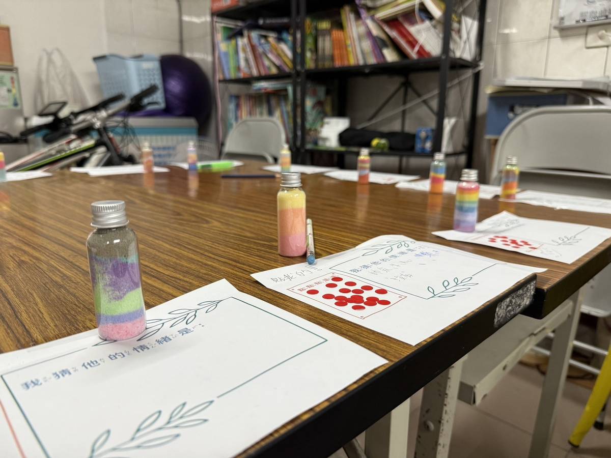 搭配手作進行情緒課程，用鹽巴、粉筆和小罐子，製作出屬於自己的「情緒罐」。