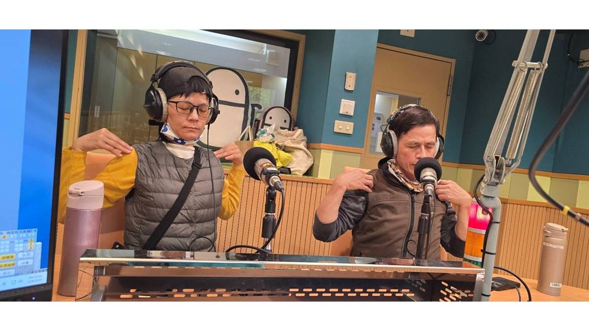 宏基與羊咩咩在空中帶領聽眾朋友做瑜珈