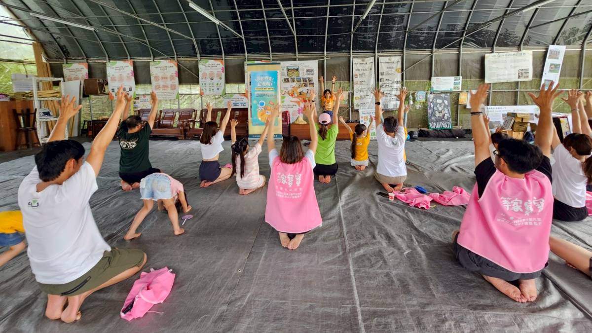 稻田裡的瑜珈課