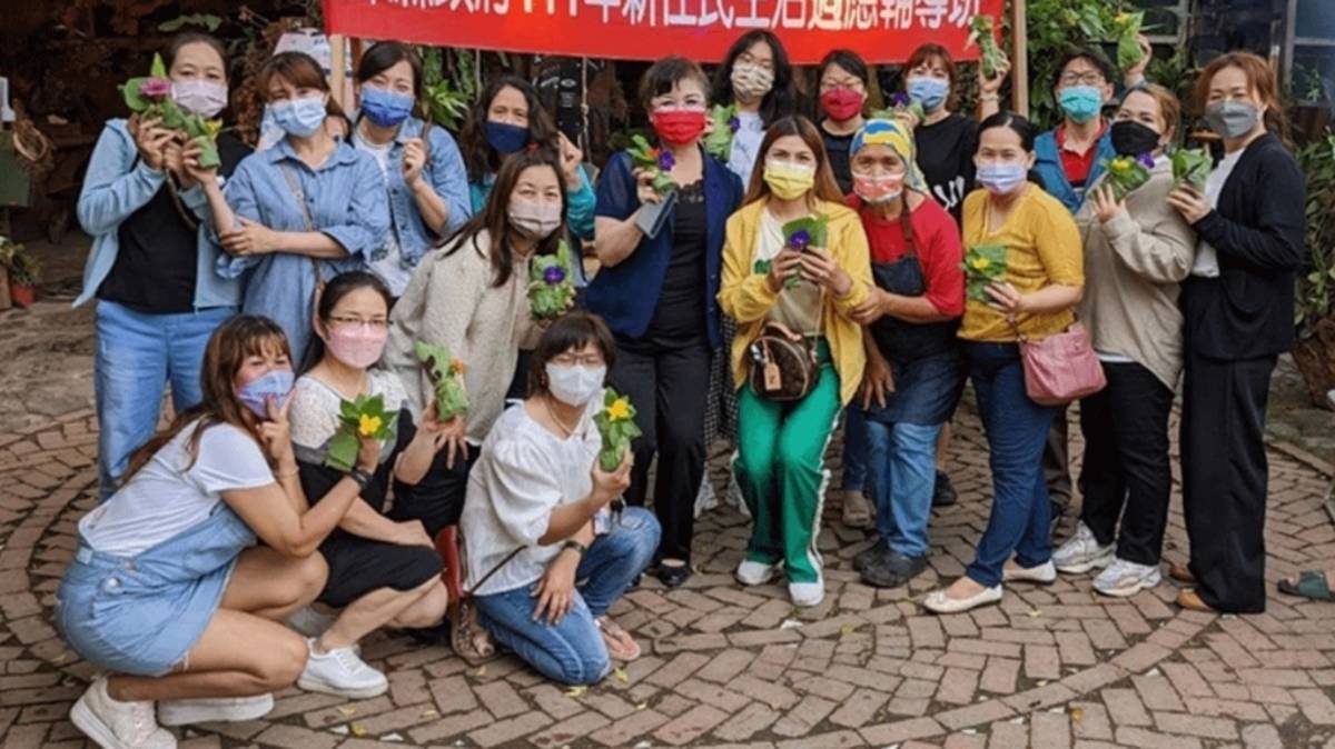 國立臺東大學華語文學系退休副教授、臺東縣外籍配偶協會榮譽理事長 傅濟功教授 (中間黑衣者)