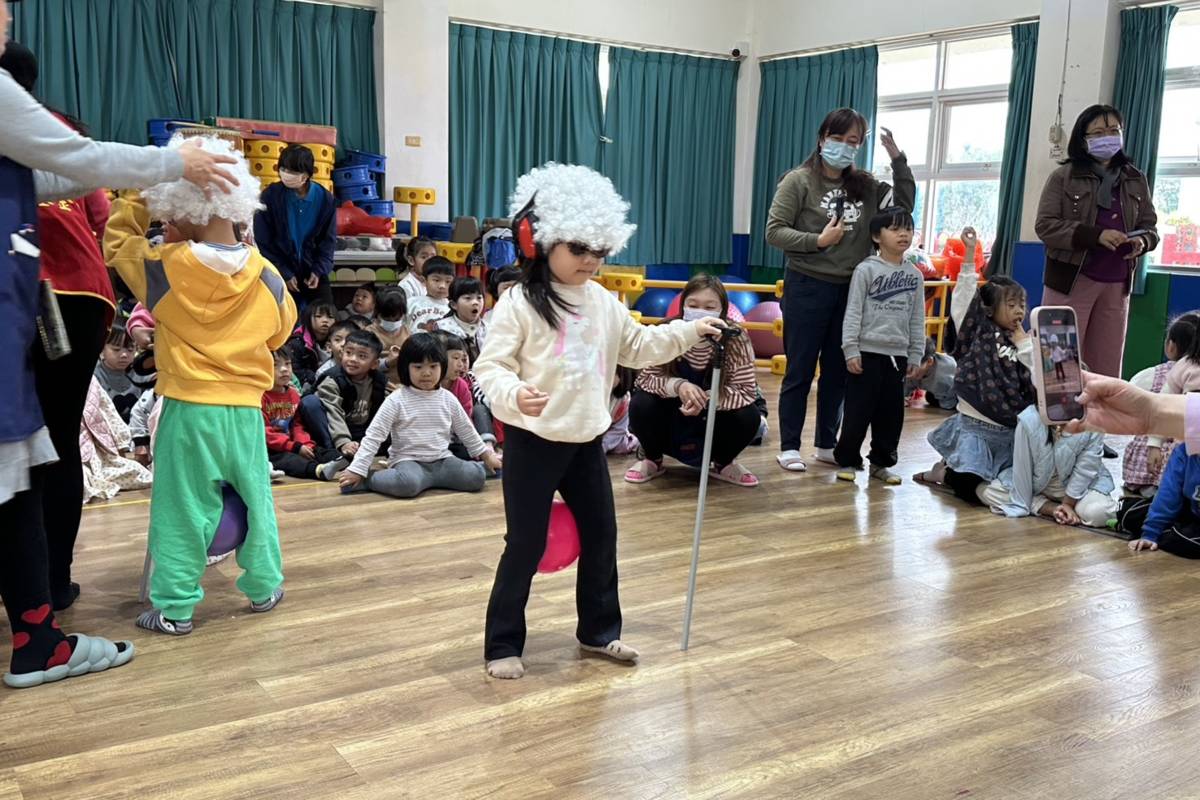 幼兒敬老模擬體驗現場照