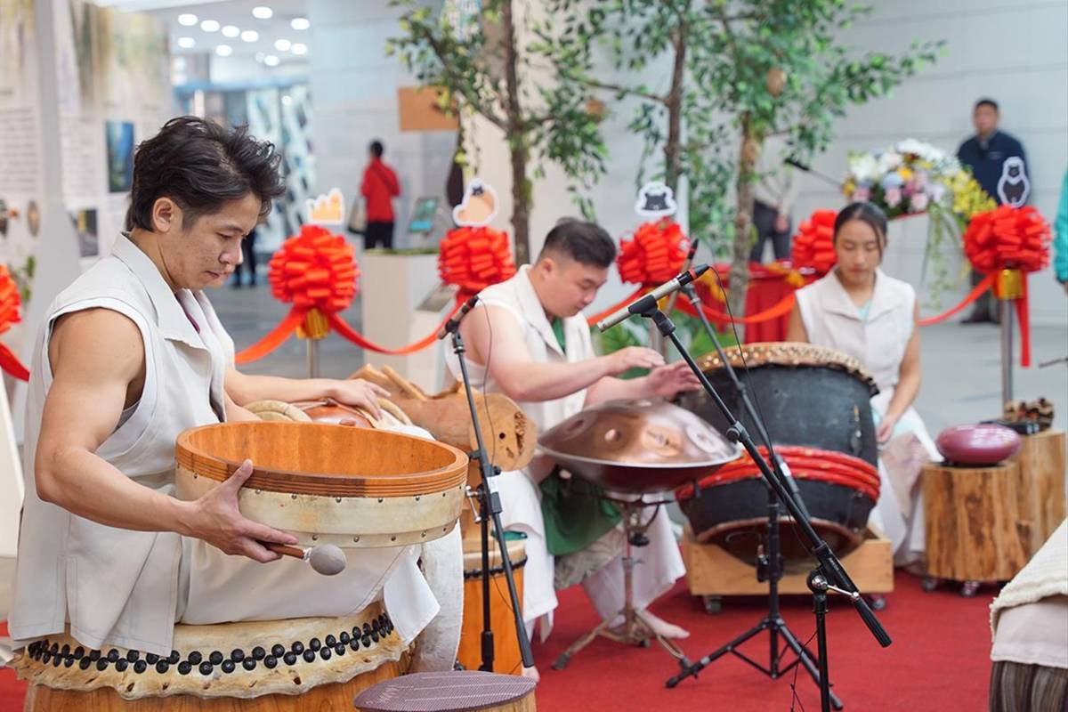 來自水里的众擊坊演奏_聆聽森林的聲音坊為開幕活動進行表演