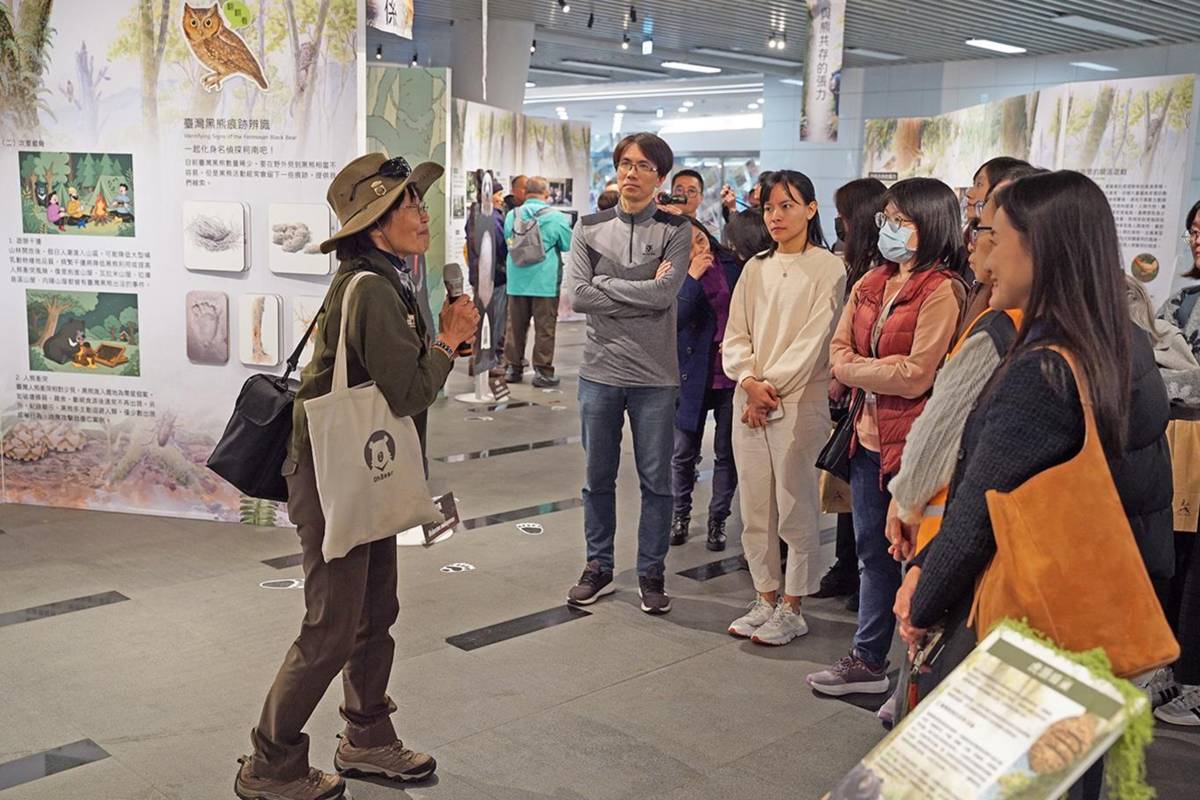 導覽員為貴賓進行展區導覽解說