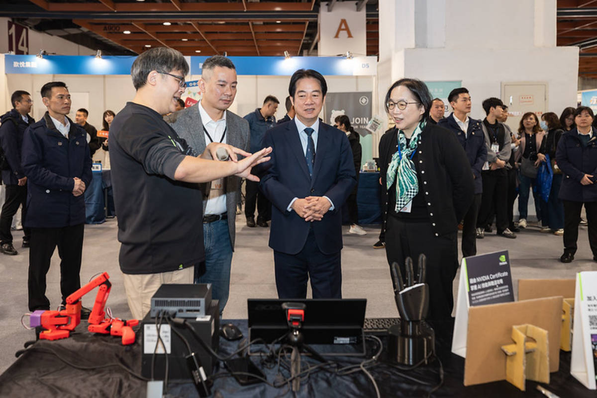賴清德總統與現場來賓參觀展場攤位 (總統府提供)