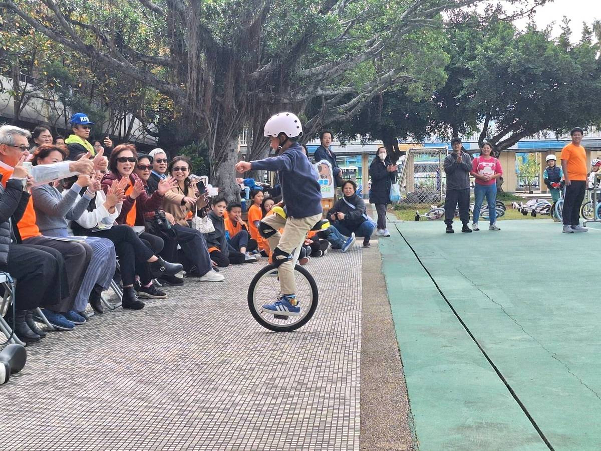 學生展現對獨輪車的熱情與自信