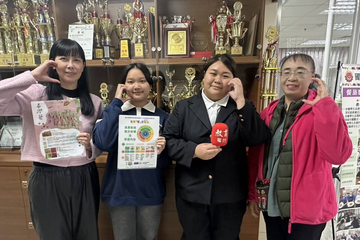 餐旅管理科師生合照