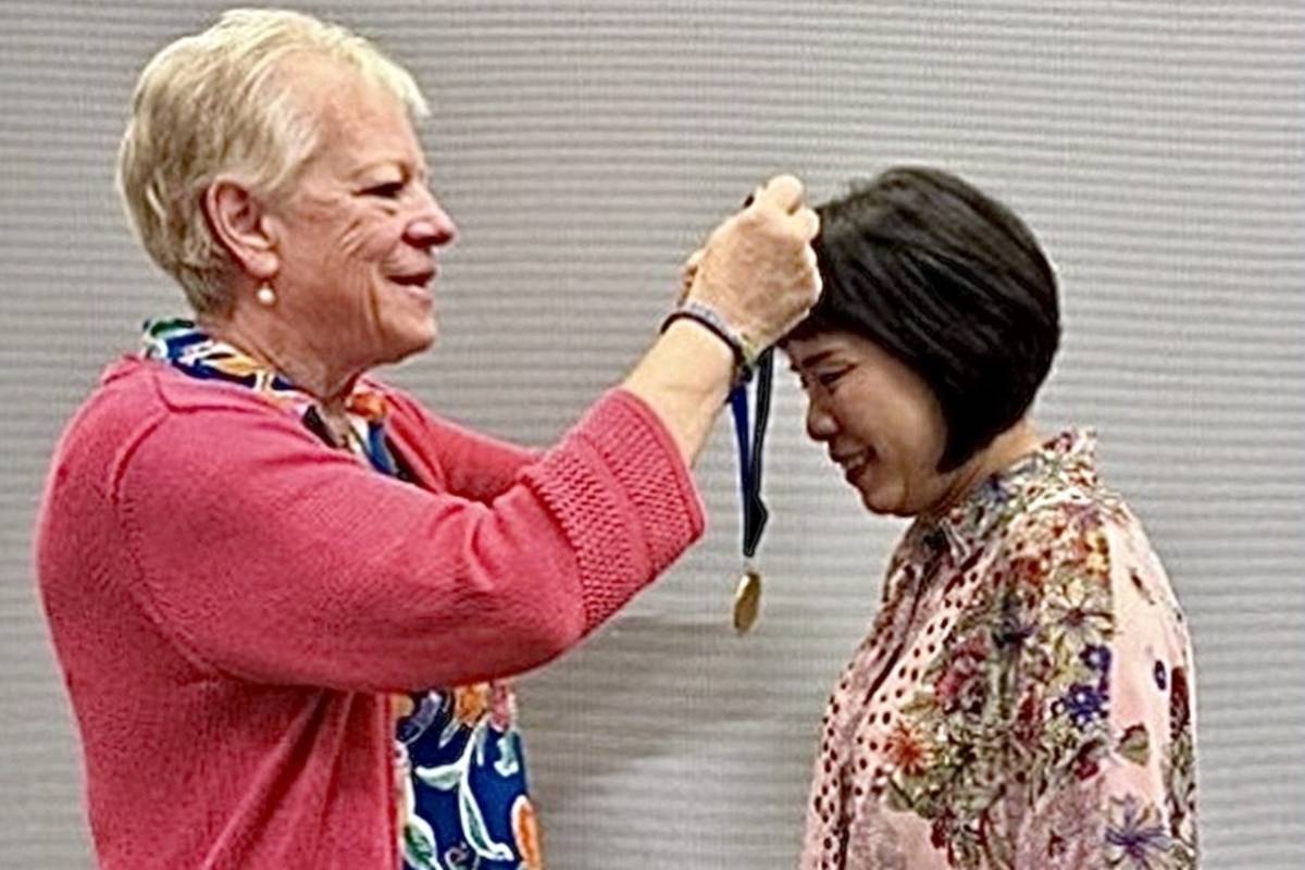 弘光科大護理系博士班校友陳秋慧(右)獲美國專科護理師學會頒獎。(圖：陳秋慧提供)